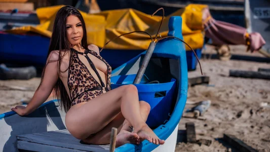 Ella_Raven Beach babe Gambar 5