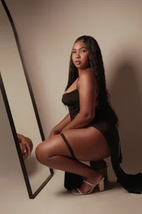 madisoncurt_ Look at my reflection Foto 2