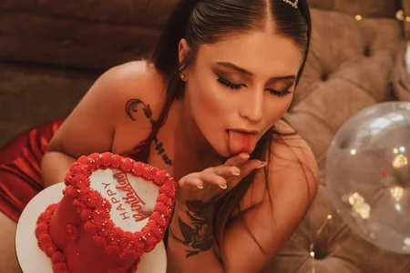 roxie_gates_ kullanıcısının HBD TO ME!!🎂 albümü -  fotoğraf