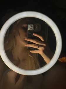 LoraLanett sexy lips in mirror <3 Pic