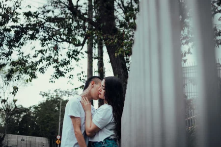 NickandAbby_ Where nature hugs us, our love blooms even more Foto 2