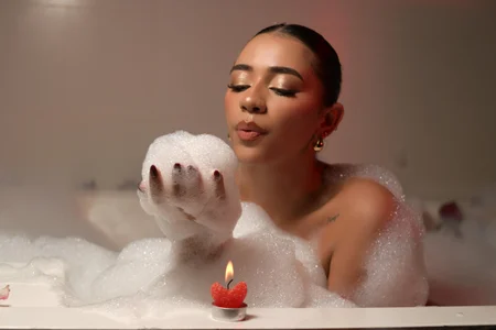 “Between Foam and Lingerie 🔥” de Iriss-11  Imagens