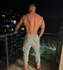 AaronMuscle Confident Foto