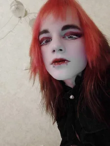red vampire de cynro  Imagens