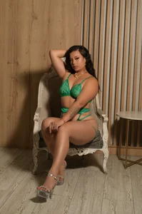 LeilaHiuston Emerald Allure Pic 3