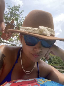 amanda-medrano1: Public ( 3 фото)