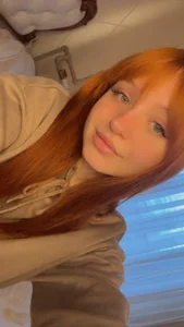 Crimson Allure de KatheyMichelfelder  Imagens