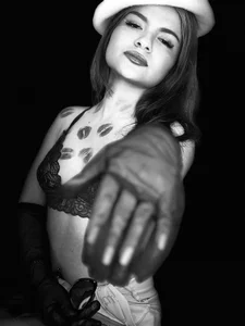 AbbyWathsonのFull of your kissesの枚の写真