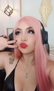Hanny_belle a pretty girl with pink hair Pic 2