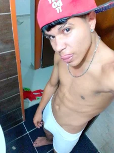 Manuxx2 Public Pic 3