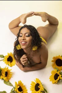 AnneteLynch Just like these flowers, your presence illuminates every corner of my heart. Bilde 6