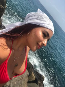 Channel-Parker beach day in bikini Pic 2