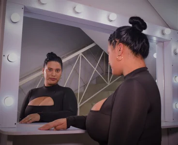 KorinaKovaa IN BLACK Foto 5