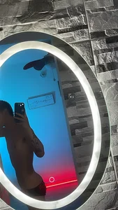 Ian_Wayne New place Hình 2