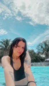 Sun weekend at the pool🌤️🏊🏻 de chloe_moons_  5 Imagens