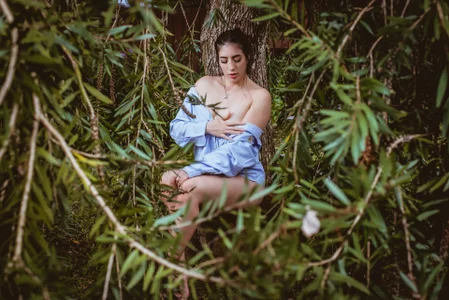 _sofia_cruz 🔥🌻𝗕𝗲𝘁𝘄𝗲𝗲𝗻 𝘁𝗵𝗲 𝘁𝗿𝗲𝗲𝘀? 𝗦𝗵𝗵🔥🌻 Εικόνα 2