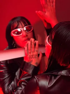 HOW DOES THE RED LOOK ON THIS DEVIL? de LilithVibe_  7 Imagens