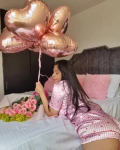 downsonMia About me 🧡✨ Εικόνα