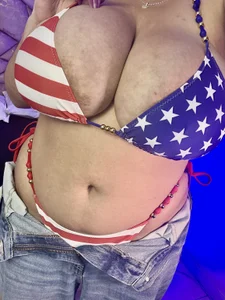 yayis_BetancurのLet's make our own fireworks... 🎆 Happy 4th of July ❤️‍🔥の 2枚の写真