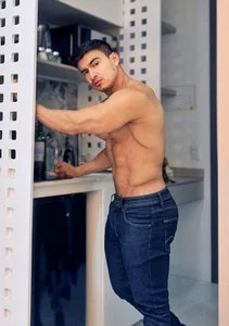 Chris_Clarckのan invitation to be with me alone in a room😈🔥の 2枚の写真