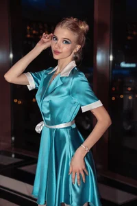 4example_Chloe 𝚑𝚊𝚙𝚙𝚢 𝚗𝚎𝚠 𝚢𝚎𝚊𝚛 Hình