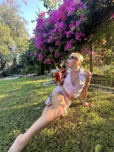 EllisQuinnon a walk😊 Bild 3