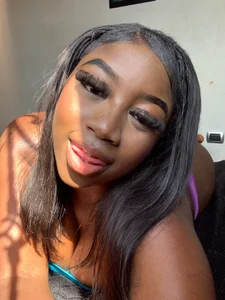 Emaaa-curvyy Public Foto 3