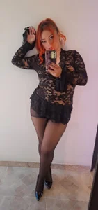 LilyyBigAss A little bit of lace, some heels and a lot of desire to play. 😉🖤 Billede