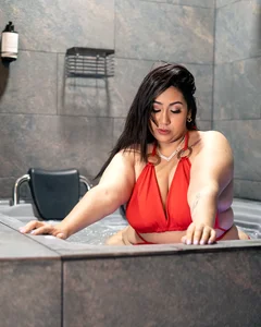 emmajohnss I want you in the bathtub with me Pic 4