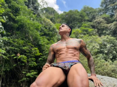 flexing in the river de AdanReilly  Imagens