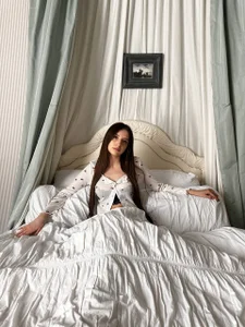 queen bed od LeanneDinkle  3 snímek