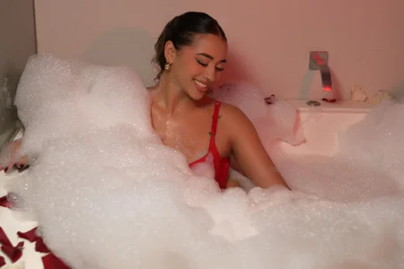 “Between Foam and Lingerie 🔥” de Iriss-11  7 Imagens