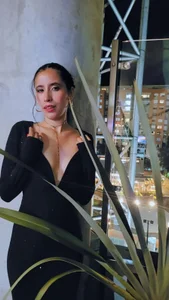 marthina_thompsson ¿You accept a glass of wine?🍷 Foto 4