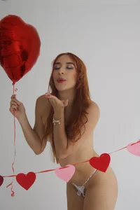 EmylyjonhsのHappy Valentine's Day Hot 😈💖の 5枚の写真