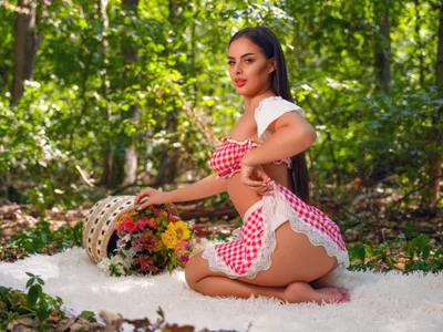 AlmaLuv Nature reveals Me Pic