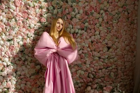 Milana_Key Like a flower among flowers 사진