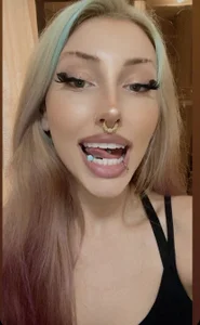 sophia_gold Public Pic 2