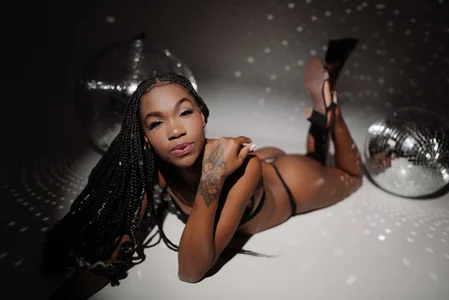 KarlaBelluci in the disco  2. fénykép