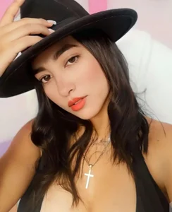 Victoria_Robinsson Public Pic 4