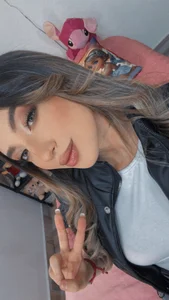 TiffanyBela Kiss🔥 Foto 4