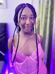 Zahhy in pink lingerie😈🩷