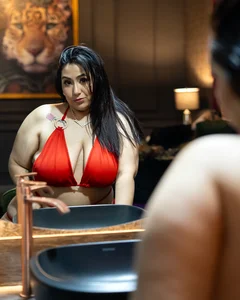 emmajohnss I want you in the bathtub with me Pic