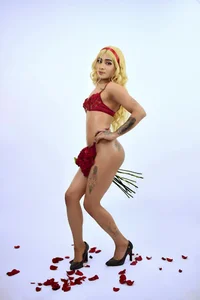 Among Red Roses❤️👠🌹 od _Grace_turner_  snímek