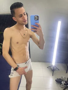🍆HOW ABOUT THIS BEAUTIFUL SKINNY🥵 de Axel-Bigcock Foto 5