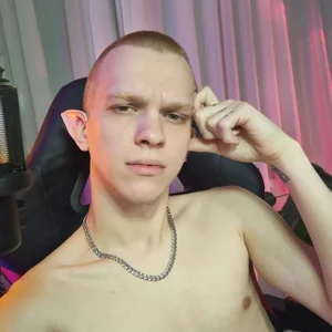 ravi_olleのSELFIE FROM COSTUMED STREAMの 3枚の写真