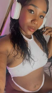 WhitneyWells: Public ( 2 фото)