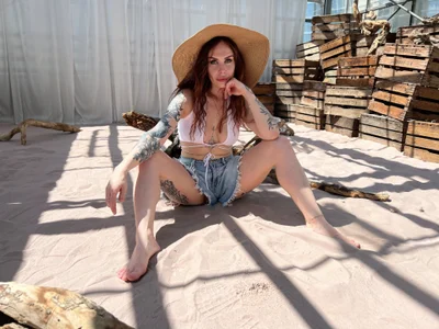 AnitaVensley- chill, sun, heat Foto 3