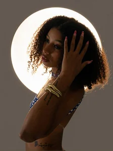 YayaHilton Yaya on the Moon Hình