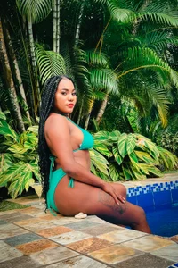 Zoe-Carter enjoying of pool day Bilde 2