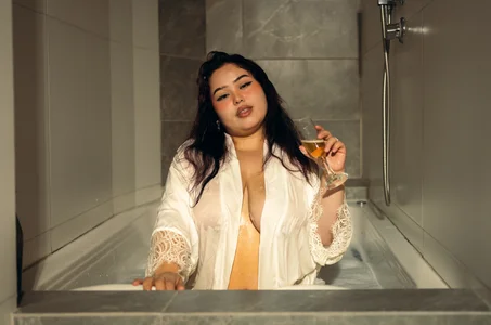 SofiaBloommの¿Would you join me in the bathtub?🫧💦の枚の写真